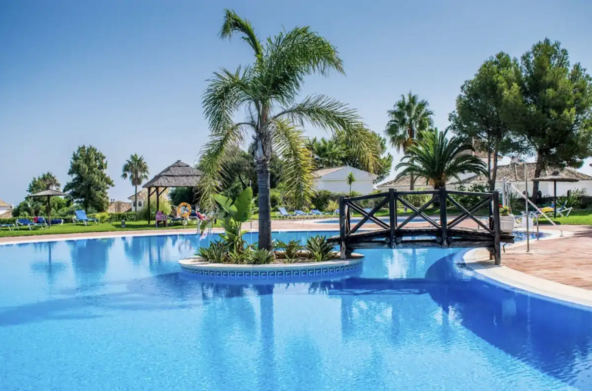 Piscina de Dúplex en venta en Manilva con Aire acondicionado, Terraza y Piscina comunitaria