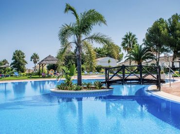 Dúplex con piscina en venta en La Duquesa