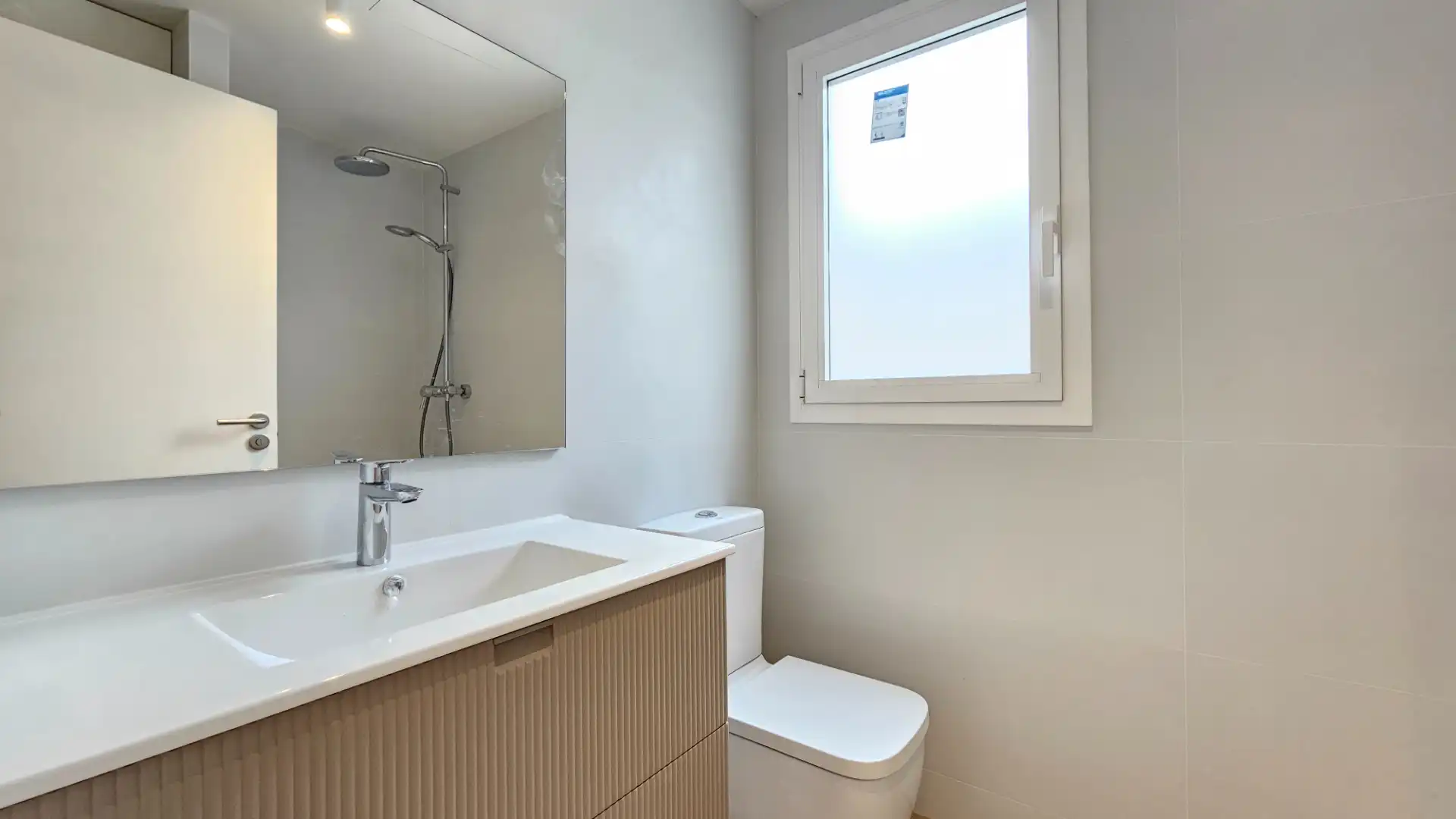 Badezimmer von Büro zur Miete in Barcelona mit Klimaanlage, Heizung und Internet