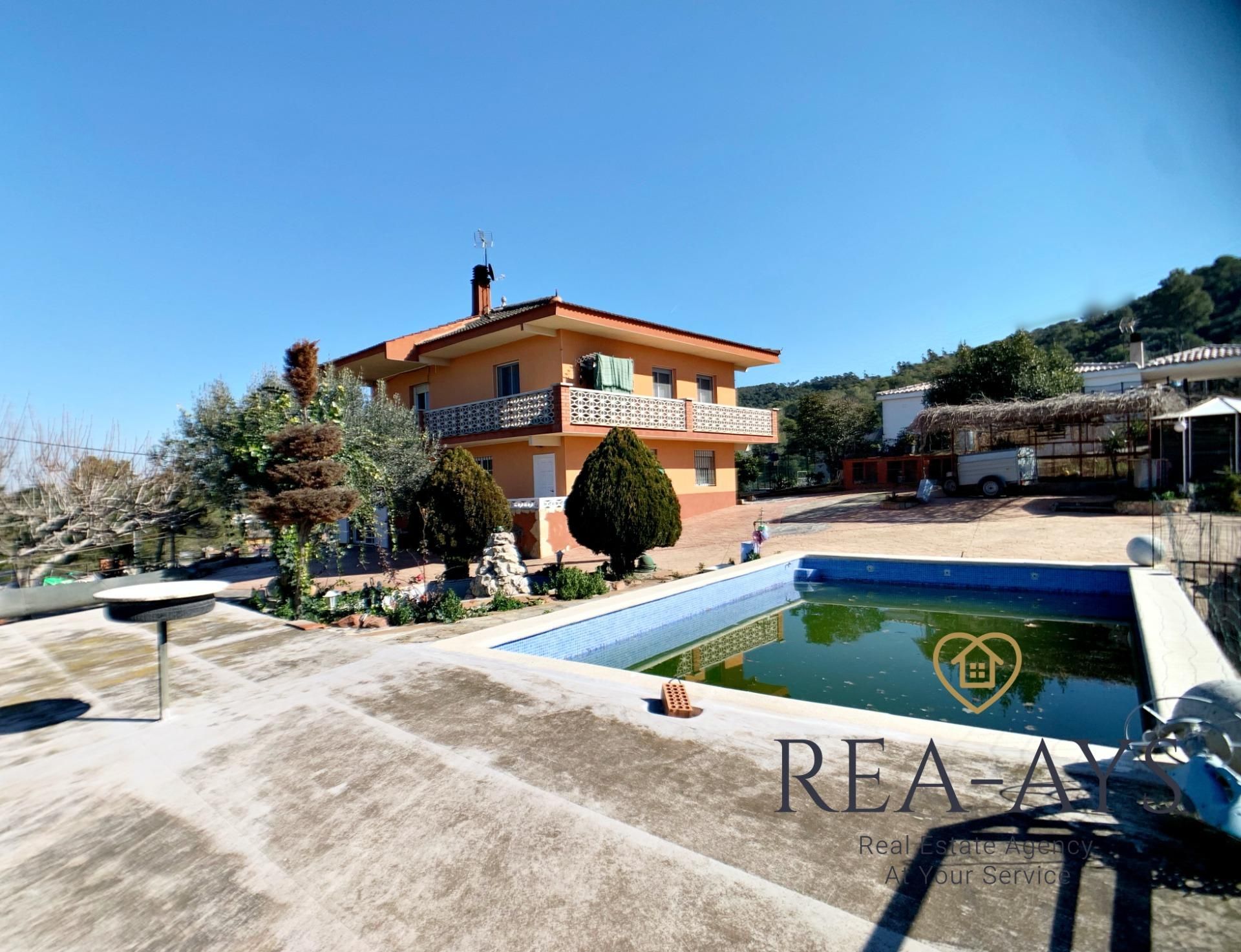 Vista exterior de Casa o xalet en venda en Vallirana amb Aire condicionat, Calefacció i Jardí privat
