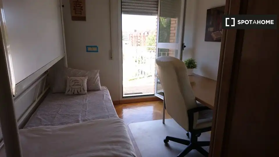 Bedroom of Flat for share in Alcalá de Henares  with Air Conditioner, Heating and Furnished