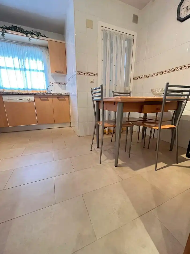 Cuina de Pis de lloguer en Málaga amb Aire condicionat, Jardí privat i Terrassa