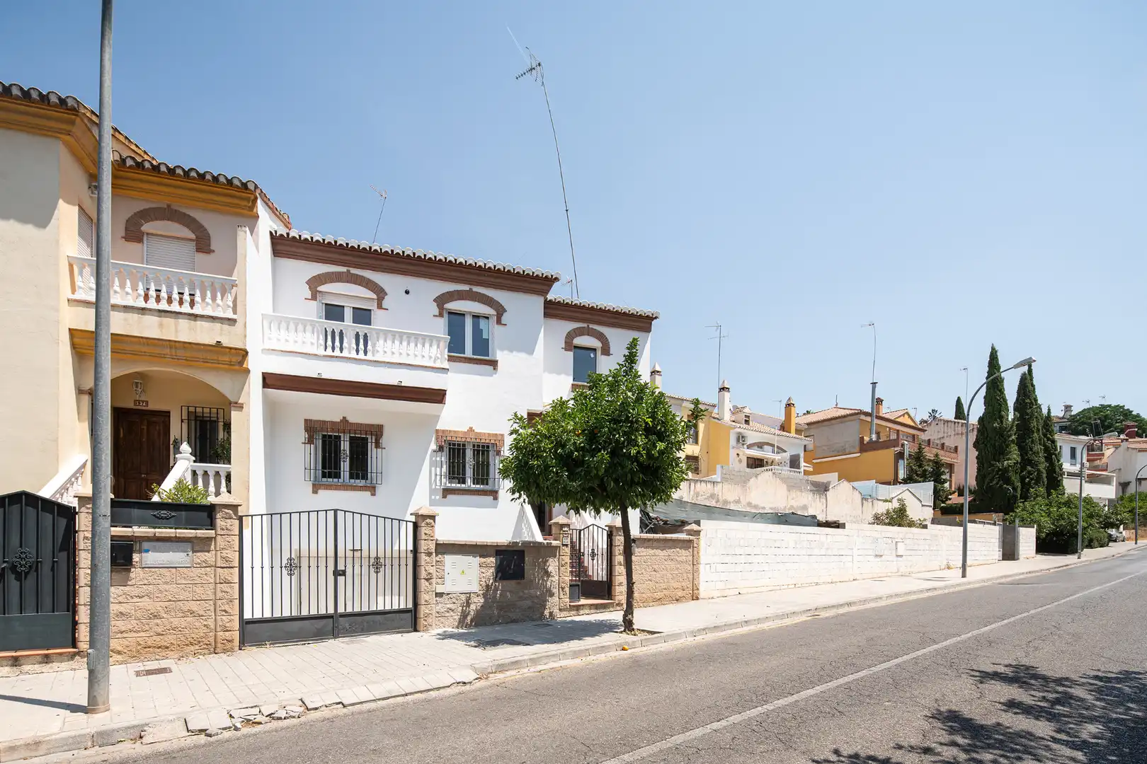Vista exterior de Casa adosada en venda en Huétor Vega amb Jardí privat, Terrassa i Forn