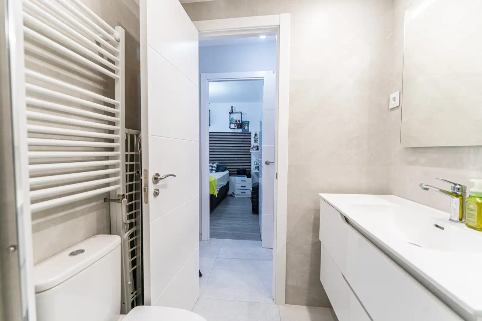 Bathroom of Flat for sale in Móstoles  with Air Conditioner, Heating and Oven