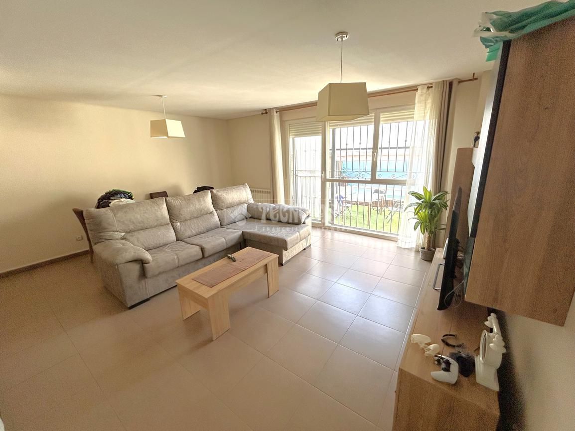 Sala d'estar de Casa adosada en venda en Villalbilla amb Calefacció
