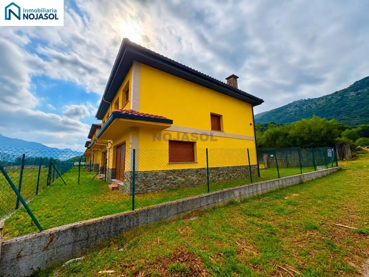 Vista exterior de Casa adosada en venta en Ruesga con Calefacción y Jardín privado