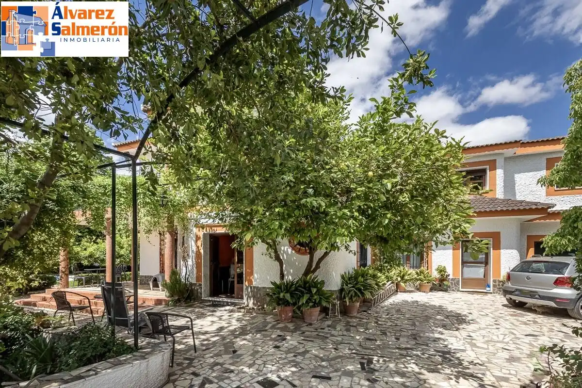 Vista exterior de Casa o chalet en venta en Huétor Vega con Aire acondicionado, Calefacción y Jardín privado