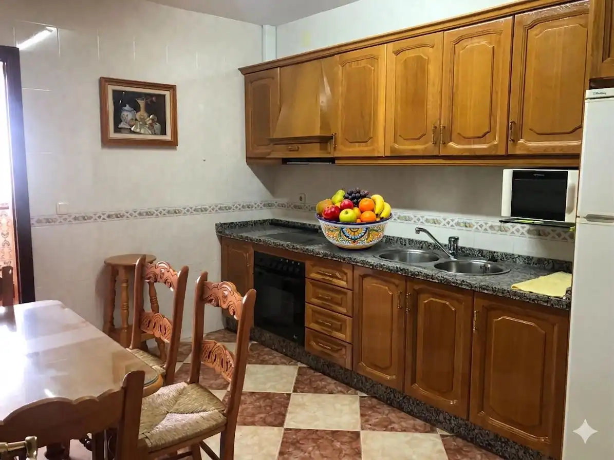 Cuina de Casa adosada en venda en Cuevas de San Marcos amb Calefacció, Terrassa i Alarma