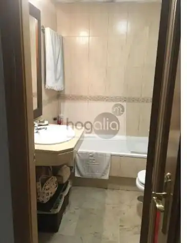 Baño de Piso de alquiler en Sevilla con Aire acondicionado, Terraza y Trastero