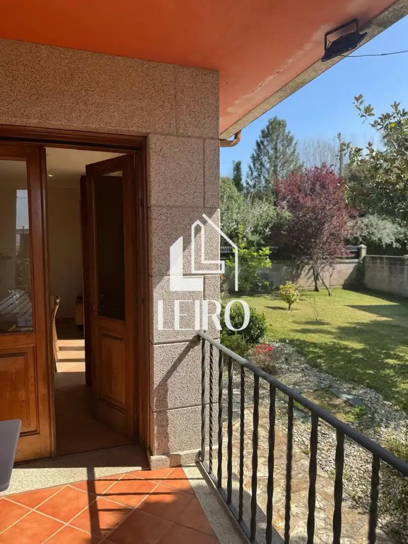 Vista exterior de Casa o xalet en venda en Vilagarcía de Arousa amb Calefacció, Jardí privat i Parquet