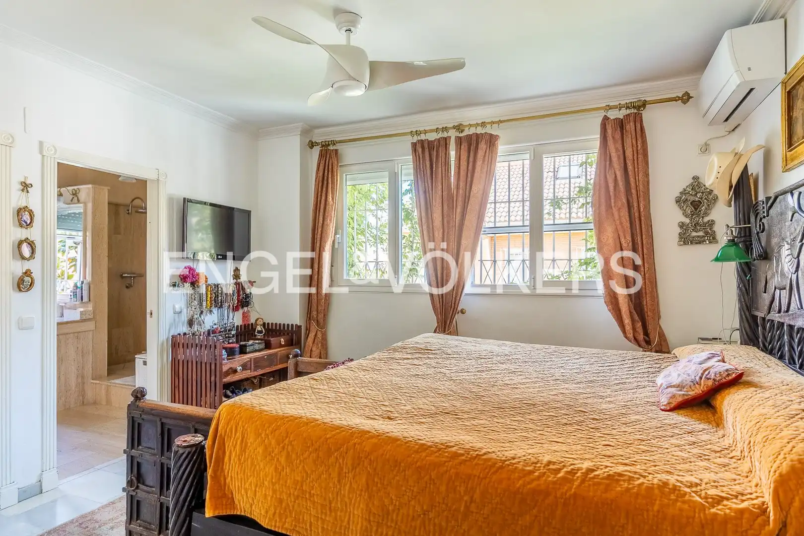 Bedroom of Houses for sale in Sevilla  with Air Conditioner, Heating and Private garden