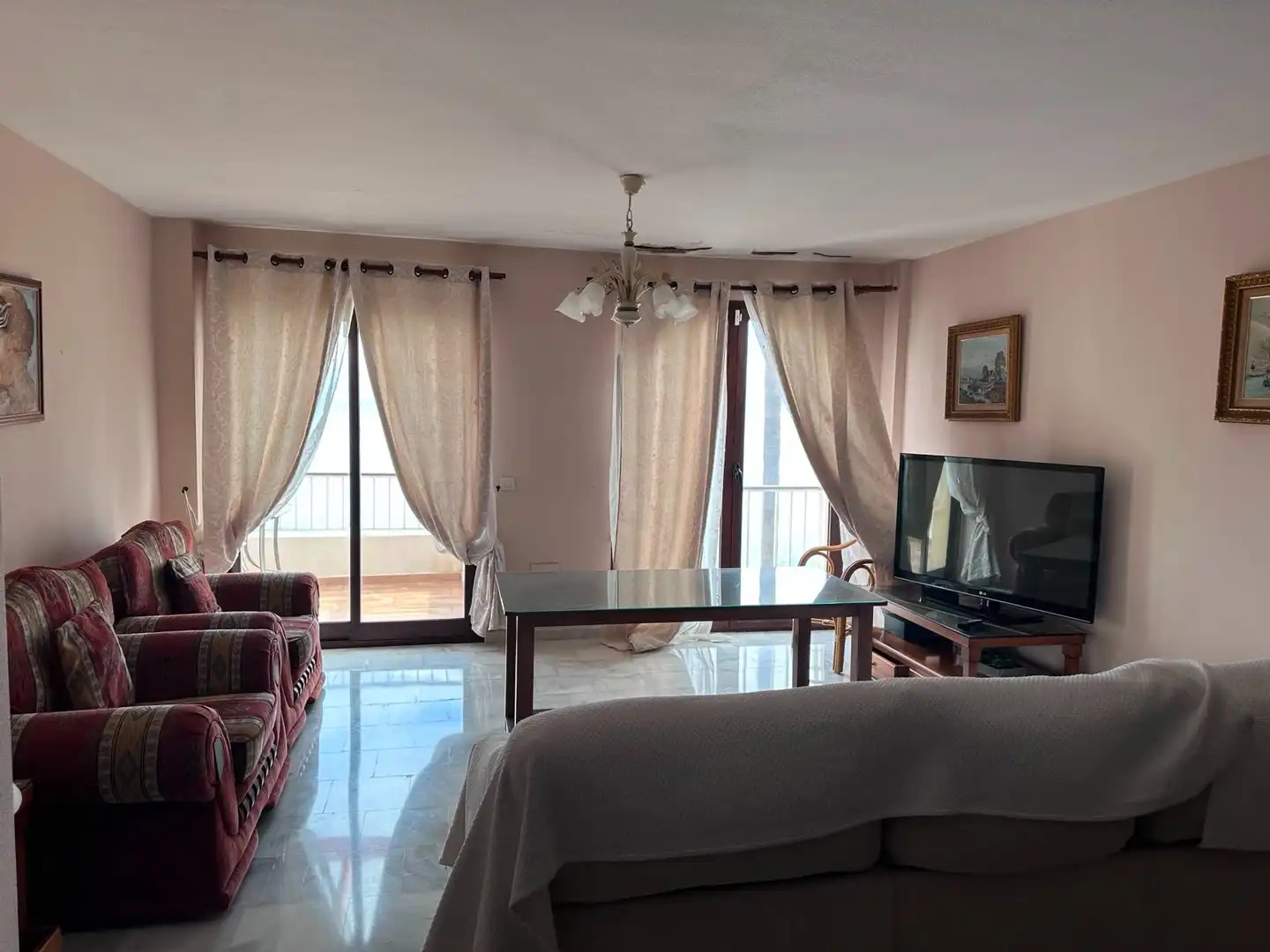 Sala de estar de Piso de alquiler en Estepona con Aire acondicionado, Terraza y Balcón