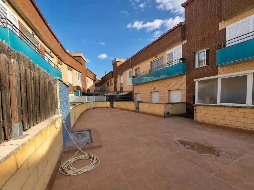 Vista exterior de Dúplex en venta en El Pla del Penedès con Horno, Balcón y Piscina comunitaria
