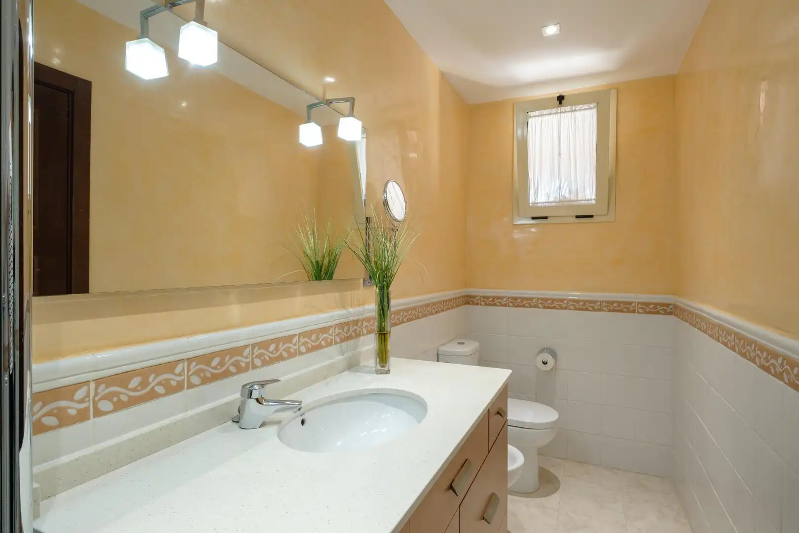 Baño de Piso en venta en Alcalá de Guadaira con Aire acondicionado, Jardín privado y Terraza