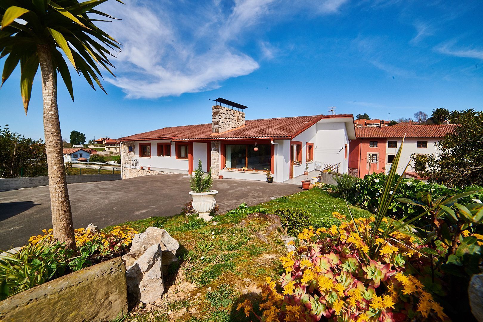 Vista exterior de Casa o xalet en venda en Llanes amb Calefacció, Jardí privat i Traster