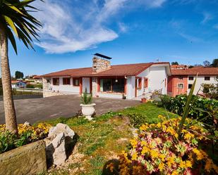 Exterior view of House or chalet for sale in Llanes