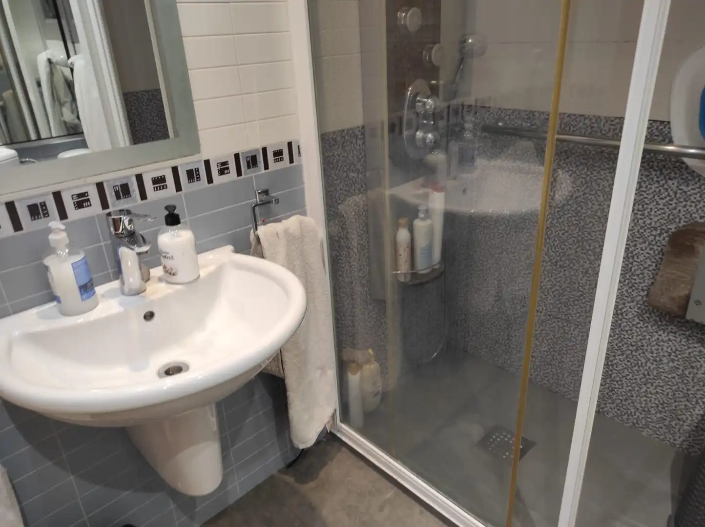 Bathroom of Ground floor for sale in Esplugues de Llobregat  with Air Conditioner, Heating and Parquet flooring