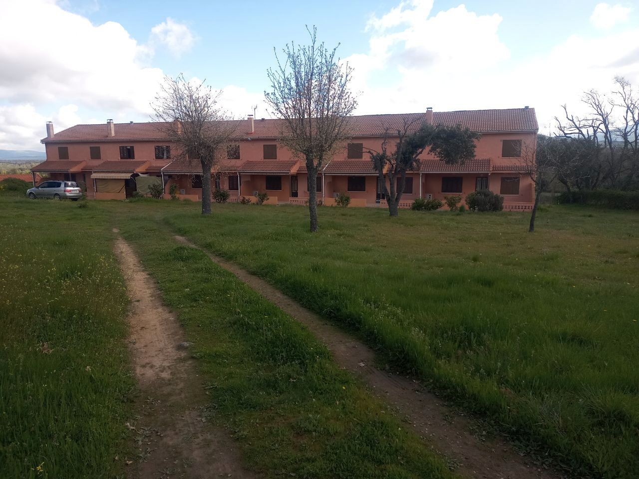 Vista exterior de Casa adosada en venda en El Losar del Barco  amb Calefacció, Jardí privat i Terrassa
