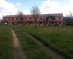 Exterior view of Single-family semi-detached for sale in El Losar del Barco   with Heating, Private garden and Terrace