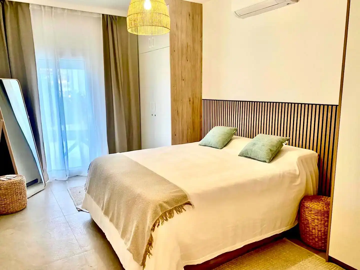 Habitación de Piso de alquiler en Marbella con Aire acondicionado, Jardín privado y Piscina