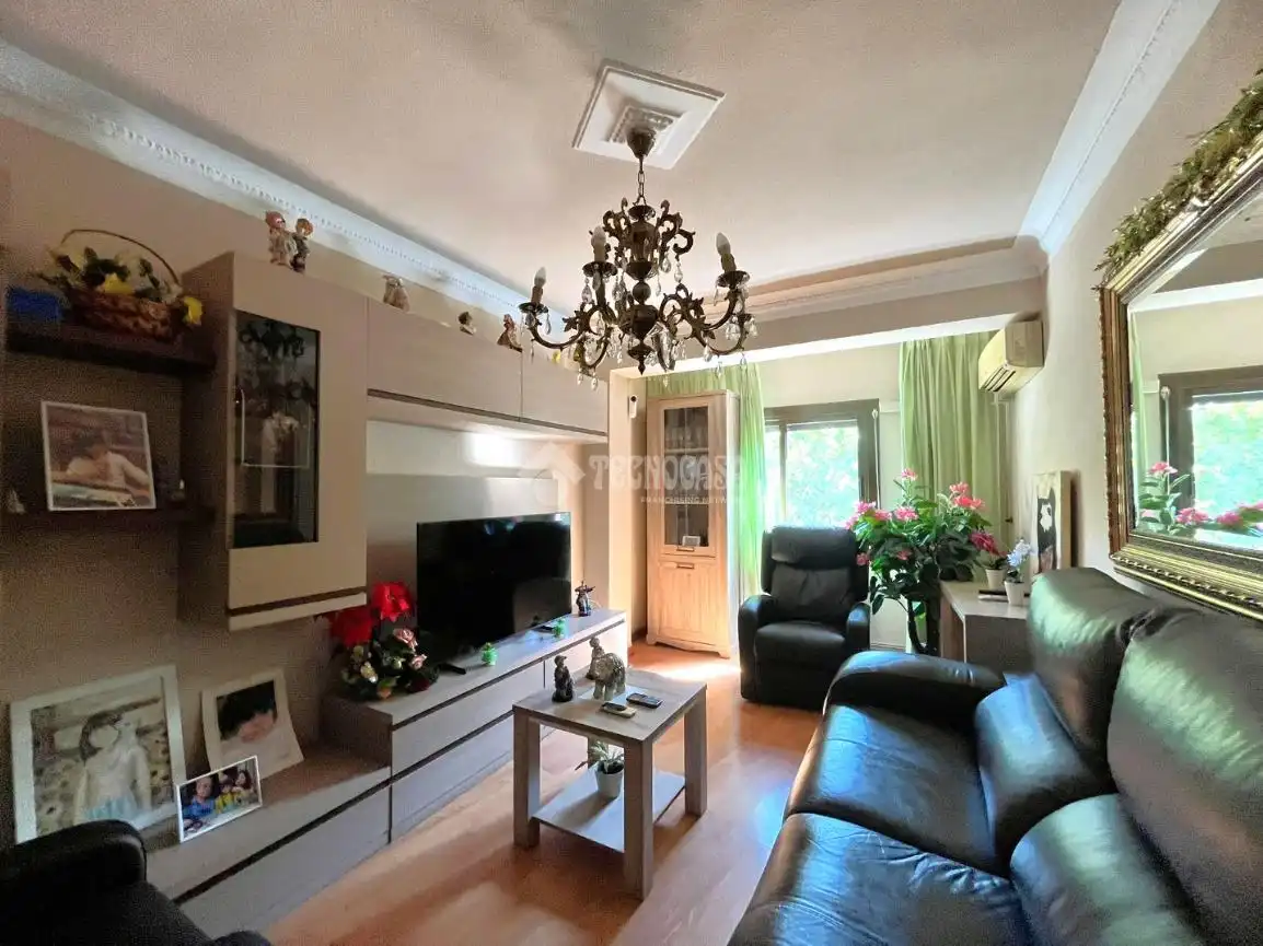 Living room of Flat for sale in Zaragoza  with Storage room
