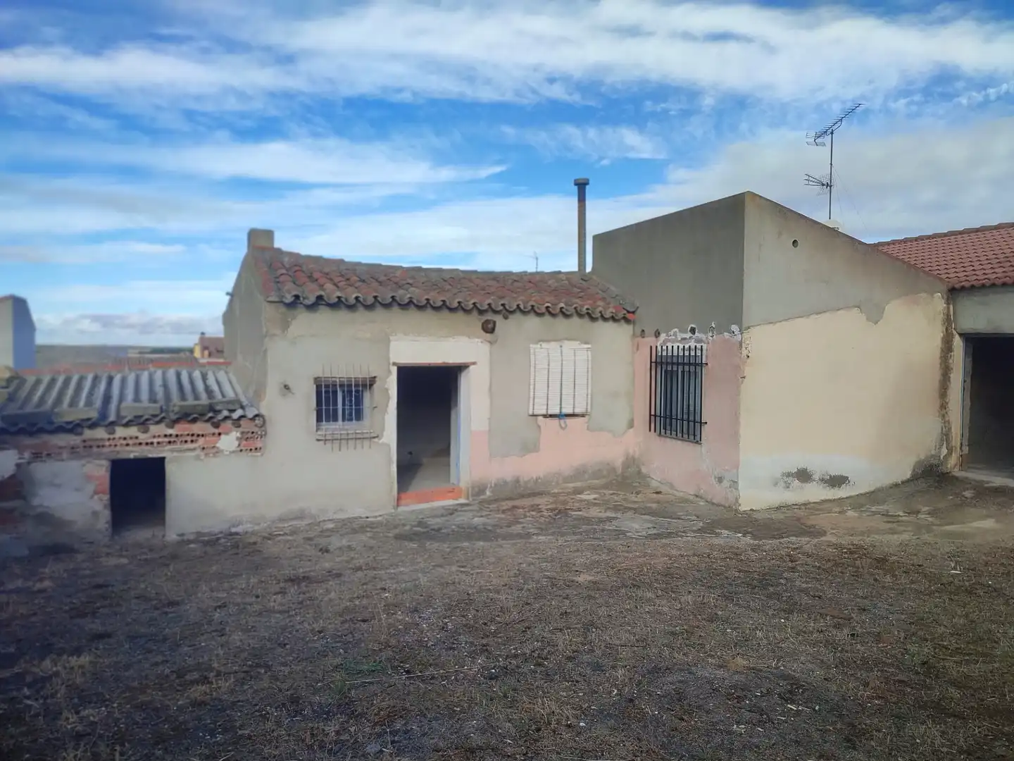 Vista exterior de Casa o xalet en venda en Carpio amb Calefacció, Traster i Moblat