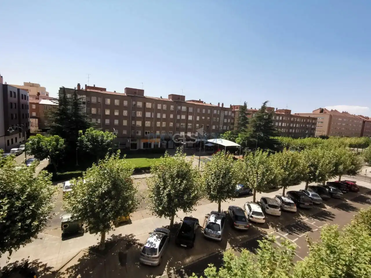 Vista exterior de Piso en venta en León Capital  con Calefacción, Trastero y Balcón