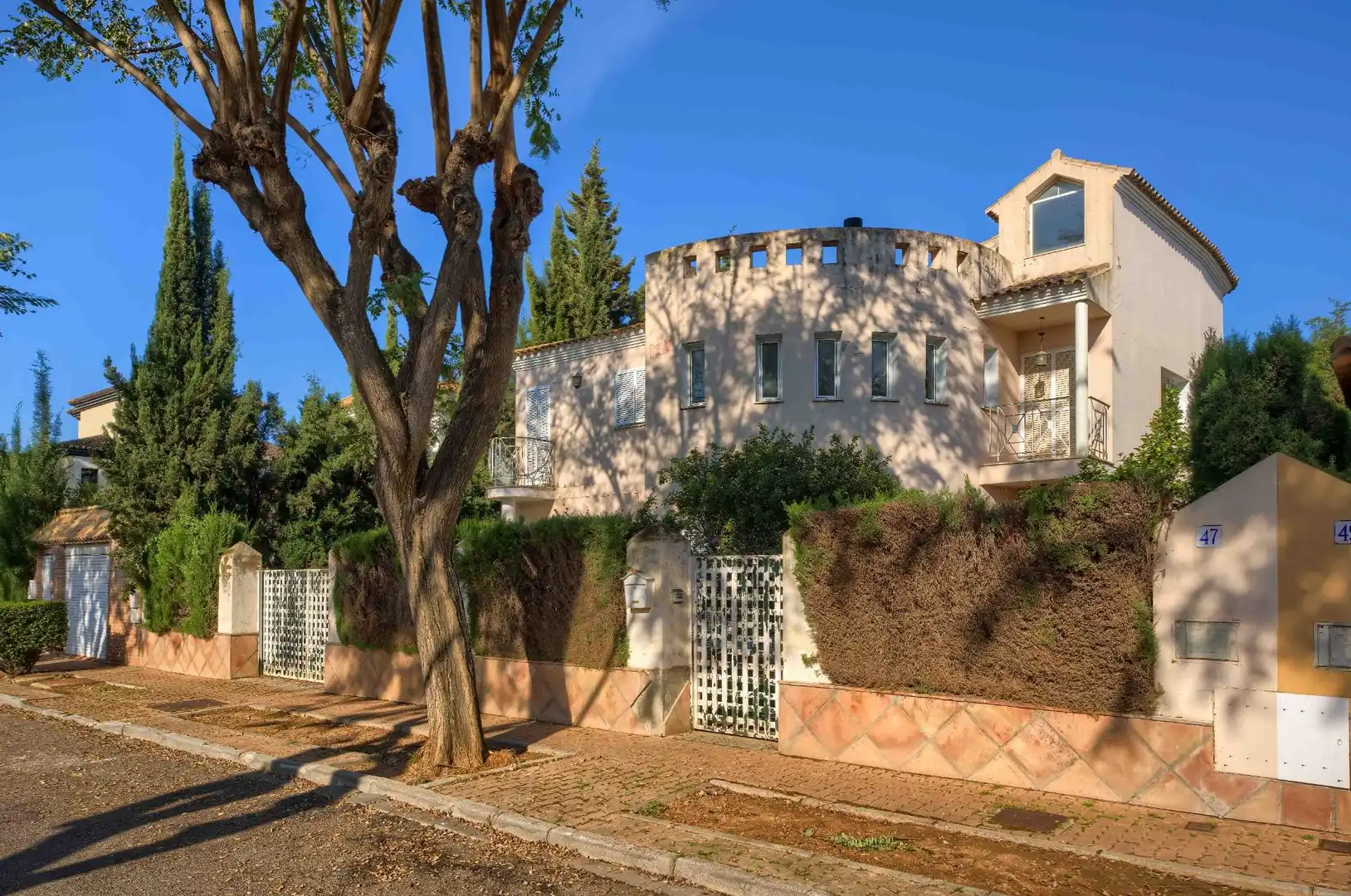 Vista exterior de Casa o xalet en venda en Bormujos amb Aire condicionat, Calefacció i Jardí privat