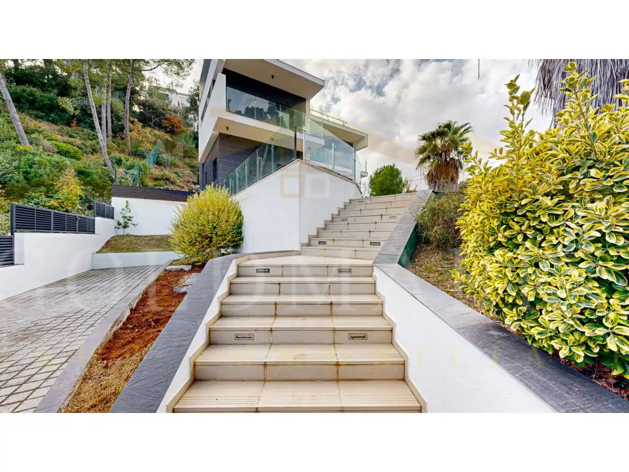 Vista exterior de Casa o xalet en venda en Corbera de Llobregat amb Aire condicionat, Calefacció i Jardí privat