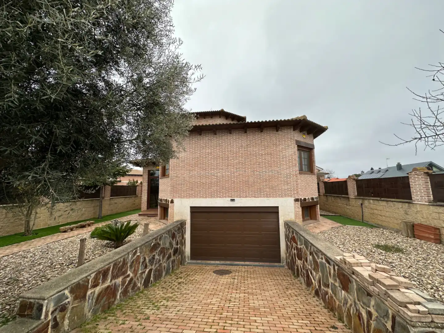 Vista exterior de Casa o xalet en venda en Venta de Baños amb Calefacció, Jardí privat i Alarma