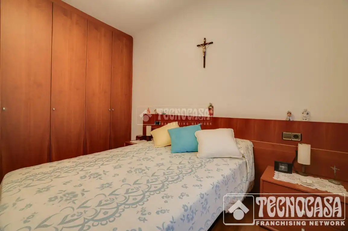 Habitación de Casa adosada en venta en Santa Coloma de Gramenet con Aire acondicionado, Calefacción y Parquet