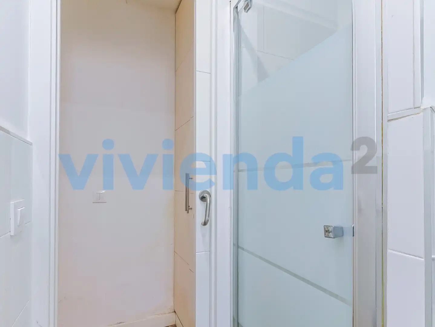 Bany de Local en venda en Madrid amb Aire condicionat, Calefacció i Moblat