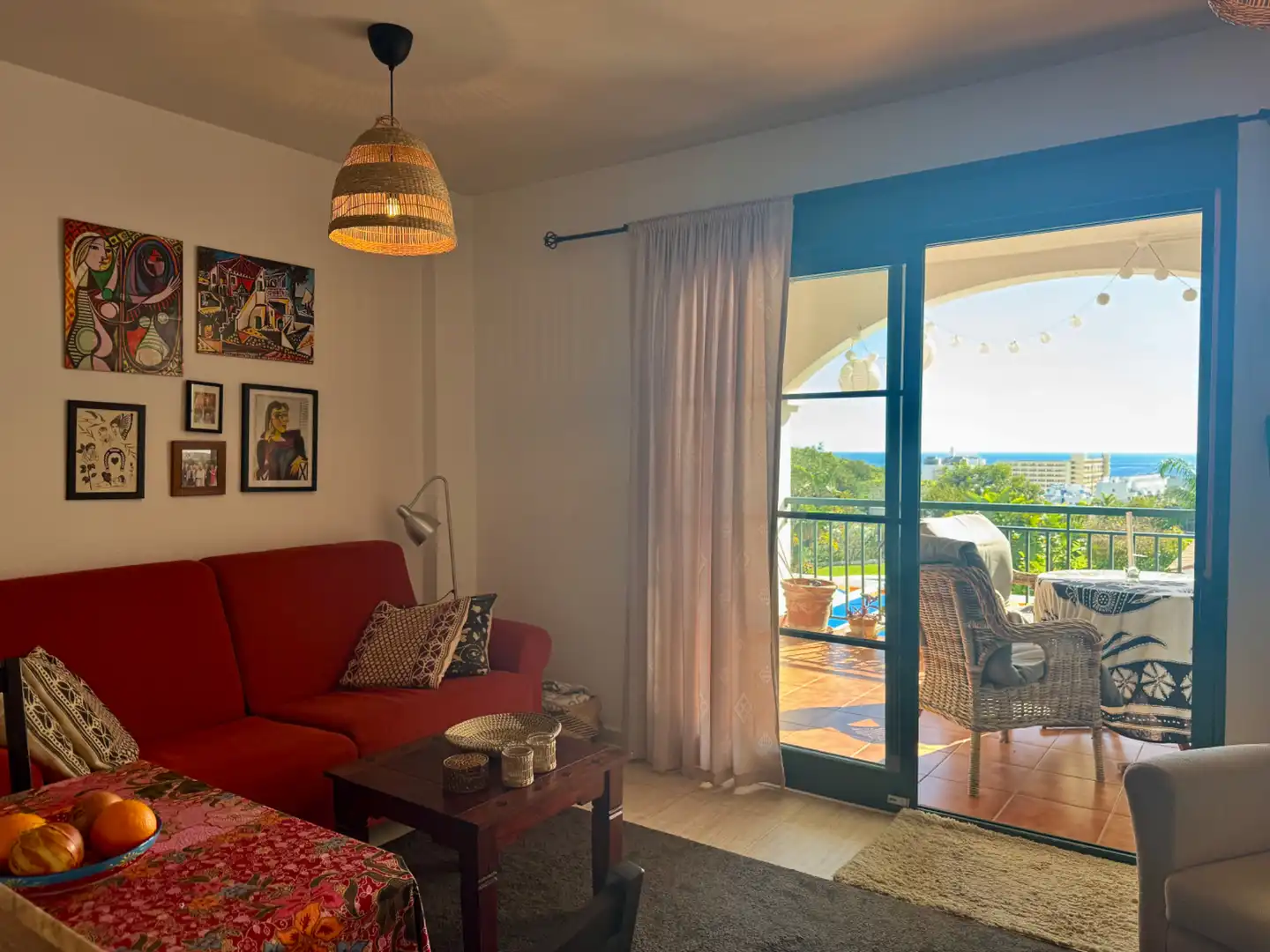 Sala d'estar de Apartament en venda en Benalmádena amb Aire condicionat, Terrassa i Moblat