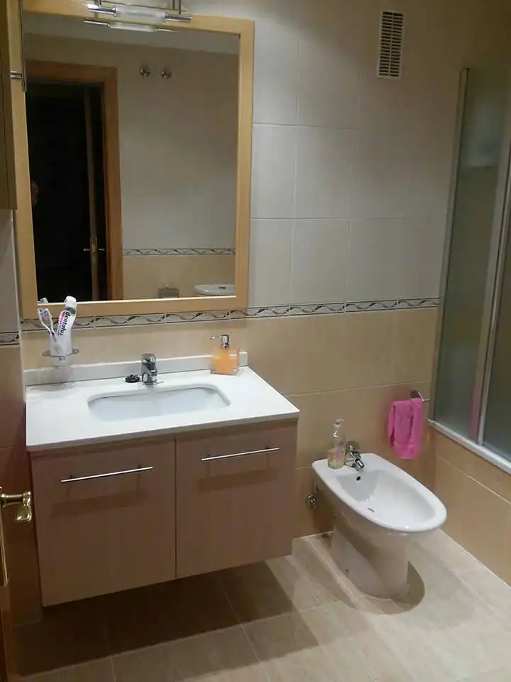 Baño de Apartamento en venta en Cuenca con Calefacción, Parquet y Terraza