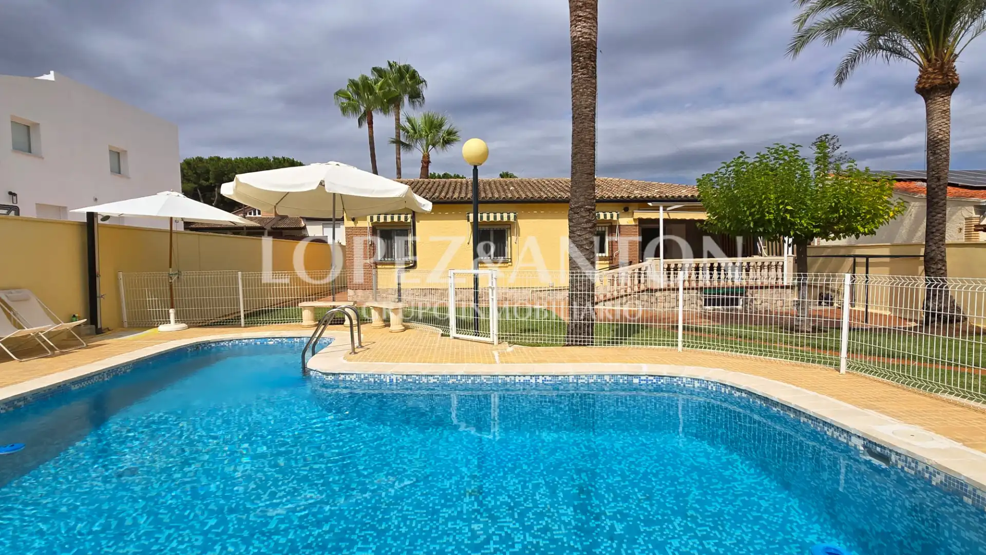 Exterior view of Houses for sale in L'Eliana  with Air Conditioner, Private garden and Terrace