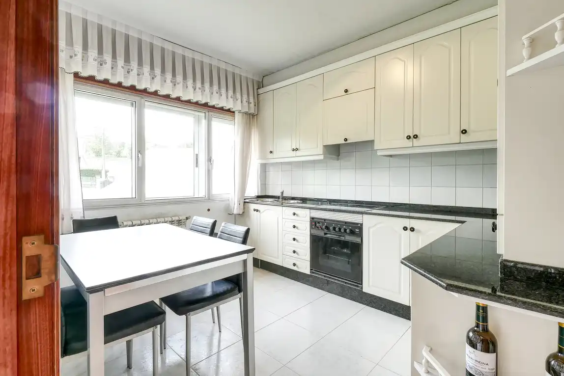 Cocina de Casa o chalet en venta en A Laracha   con Calefacción, Jardín privado y Trastero