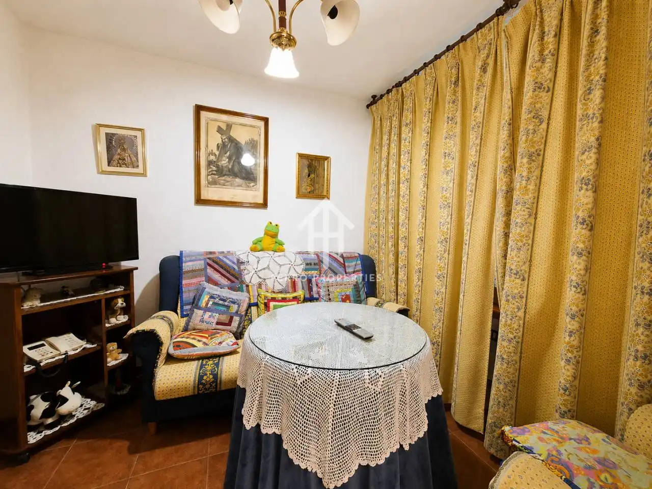 Sala d'estar de Casa o xalet en venda en Priego de Córdoba amb Jardí privat, Terrassa i Moblat