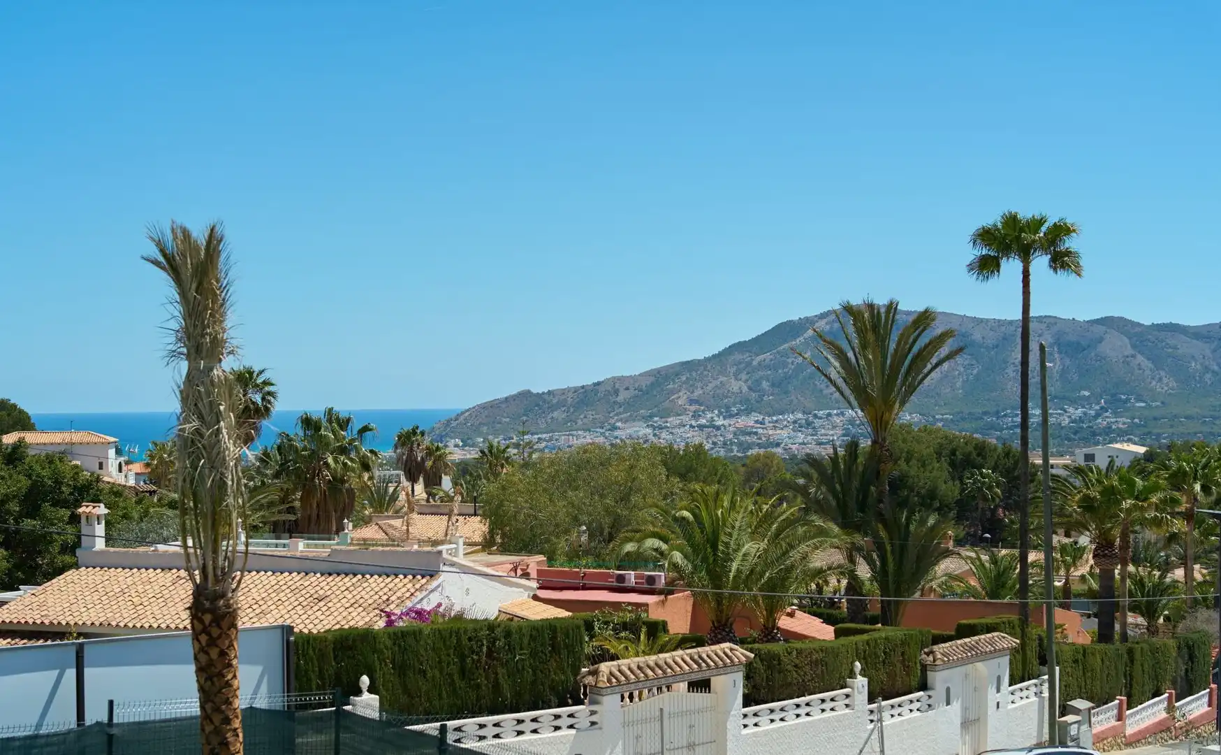 Vista exterior de Casa o xalet en venda en L'Alfàs del Pi amb Aire condicionat, Calefacció i Jardí privat