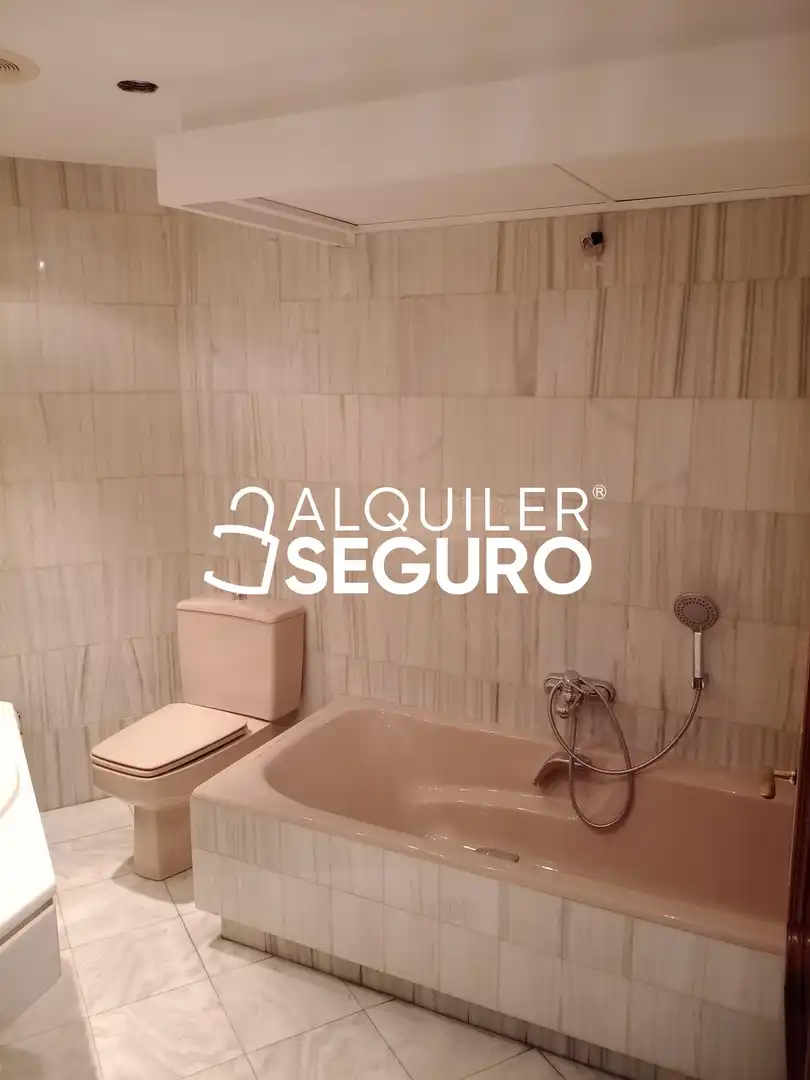 Bathroom of Flat for rent in Valladolid  with Air Conditioner and Heating