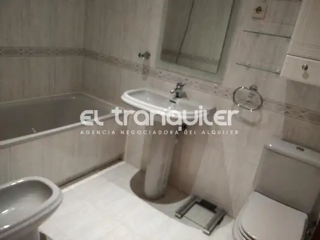 Wohnung zur Miete in Calle LOS PINOS, Prado Santo Domingo - Ensanche