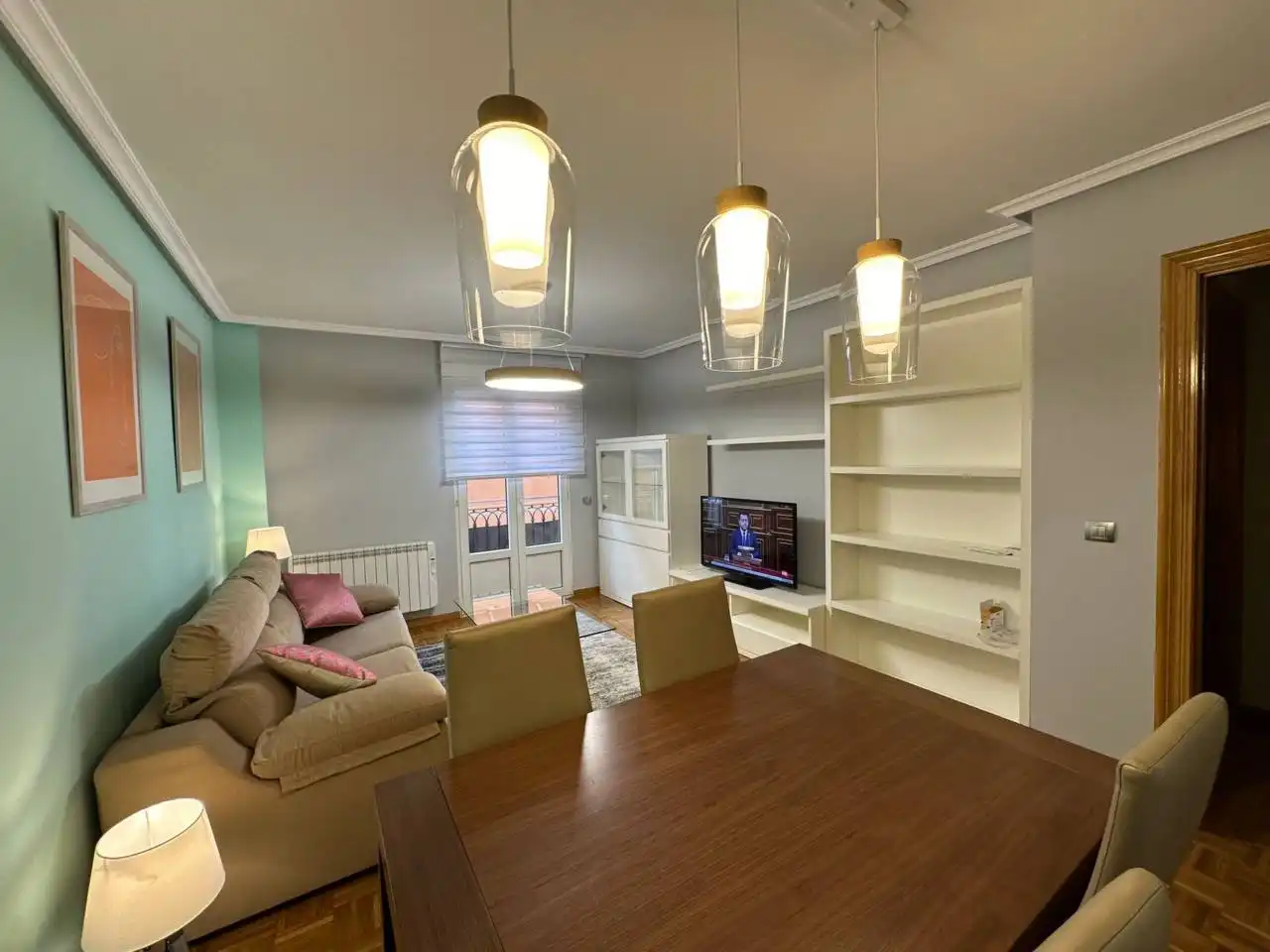Sala d'estar de Apartament en venda en Burgos amb Calefacció, Parquet i Moblat