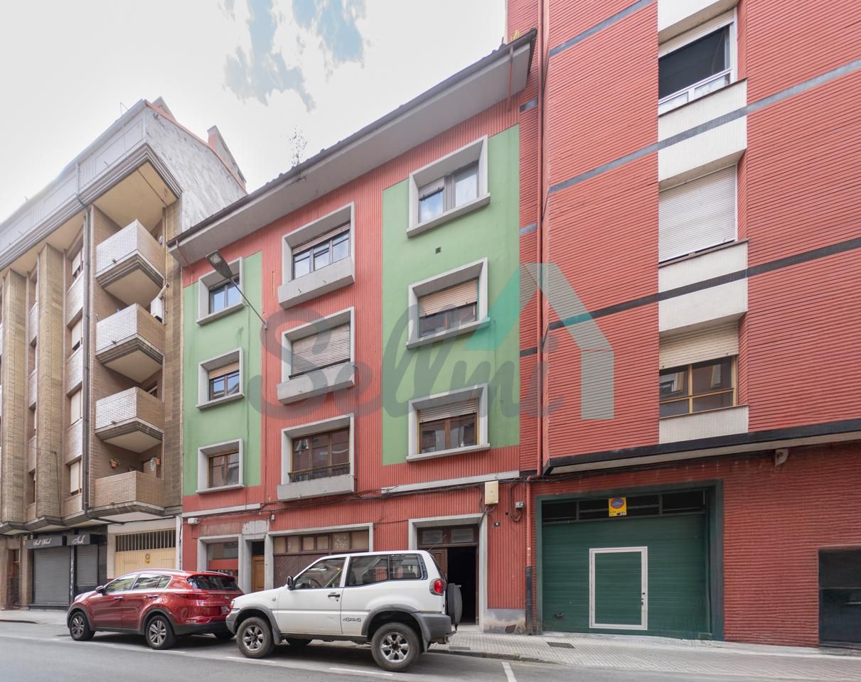 Vista exterior de Edifici en venda en Langreo