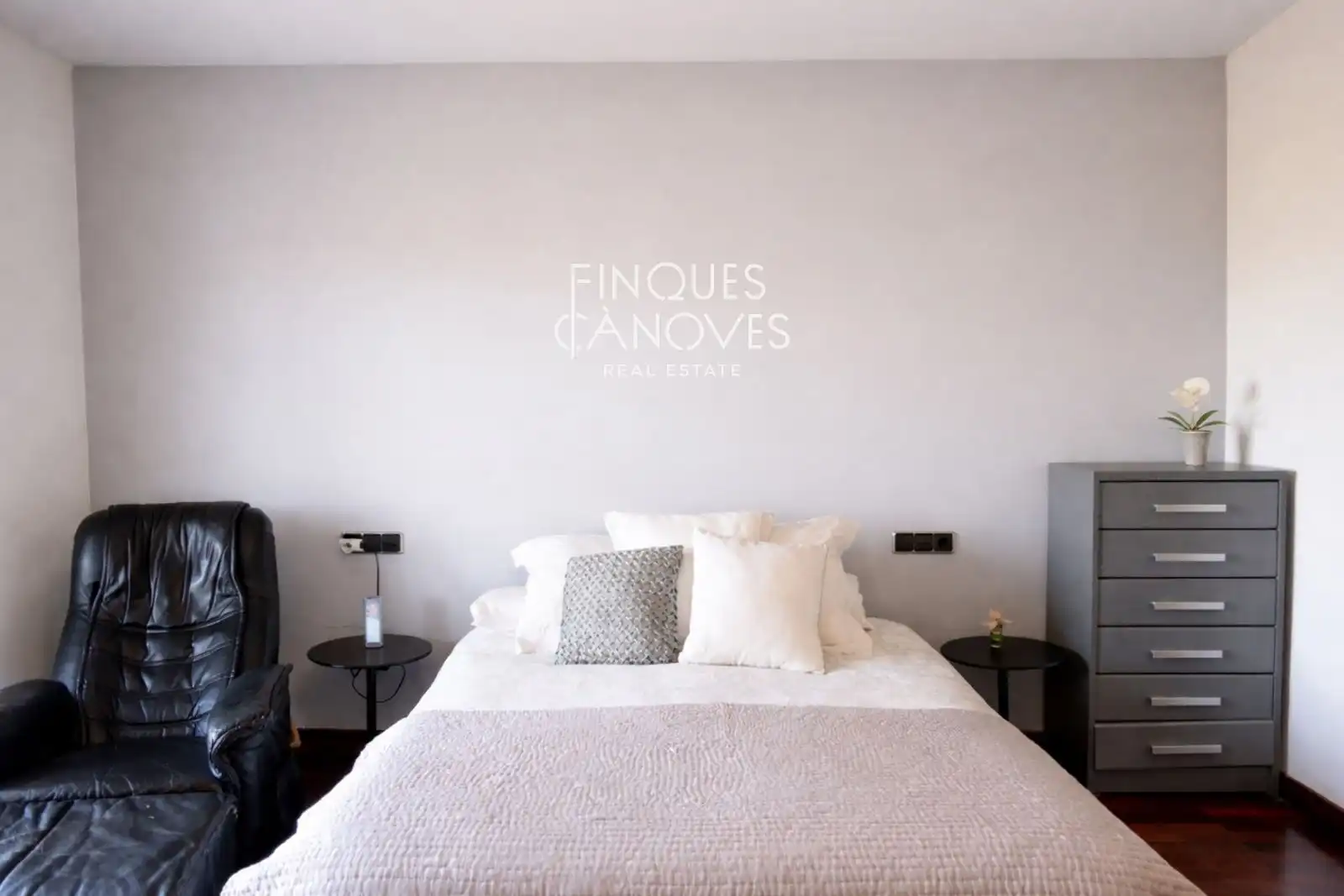 Habitación de Casa adosada en venta en Girona con Aire acondicionado, Calefacción y Jardín privado