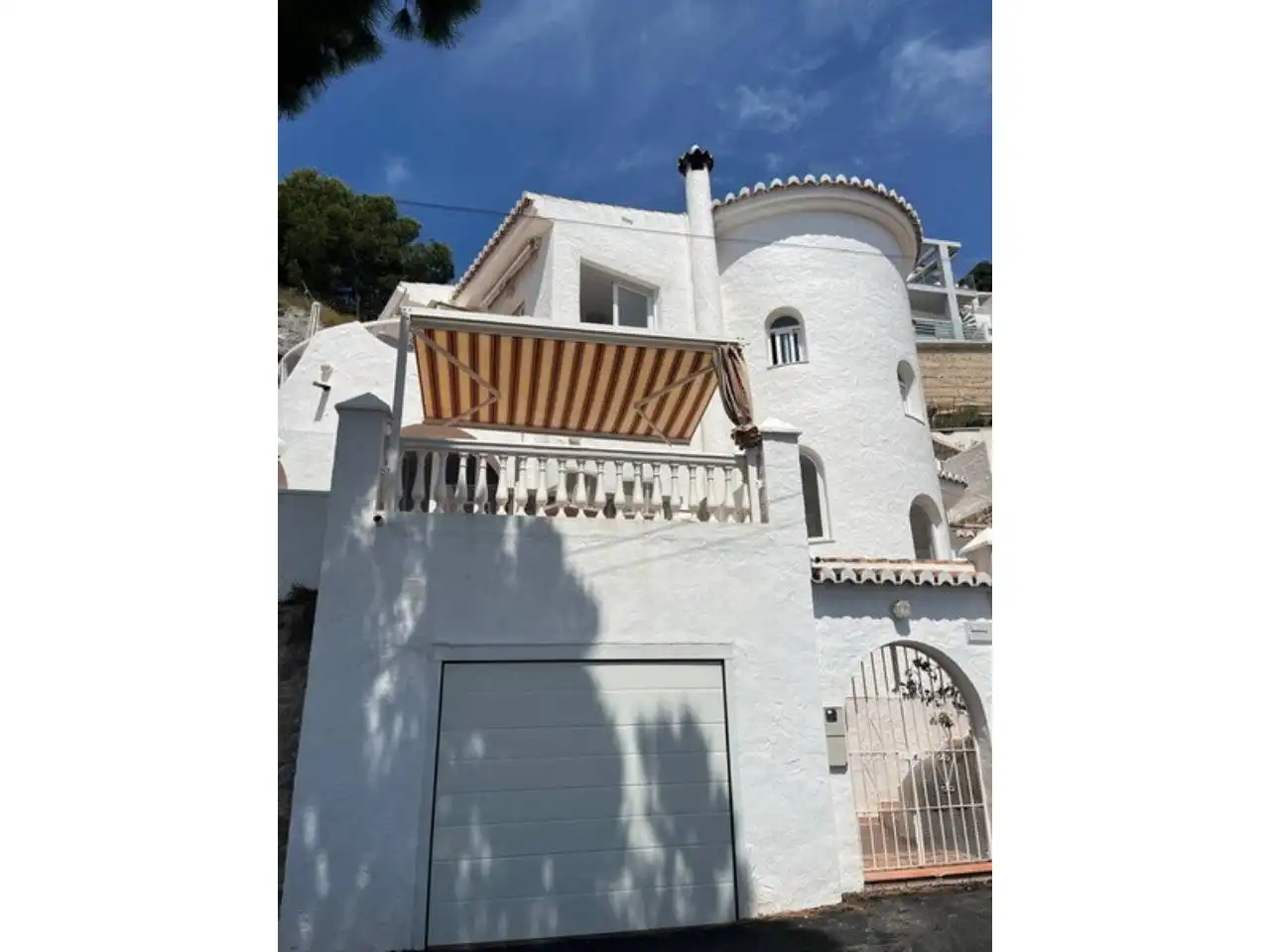 Vista exterior de Casa o xalet en venda en Almuñécar amb Aire condicionat, Jardí privat i Terrassa