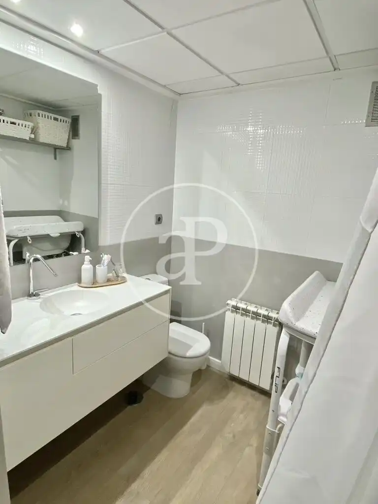 Baño de Piso en venta en Alicante / Alacant con Aire acondicionado, Calefacción y Terraza
