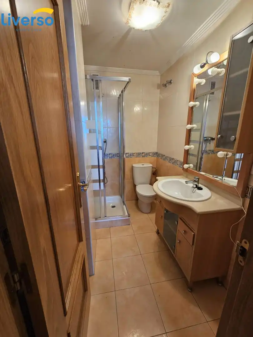 Baño de Piso de alquiler en Burgos con Calefacción, Terraza y Amueblado