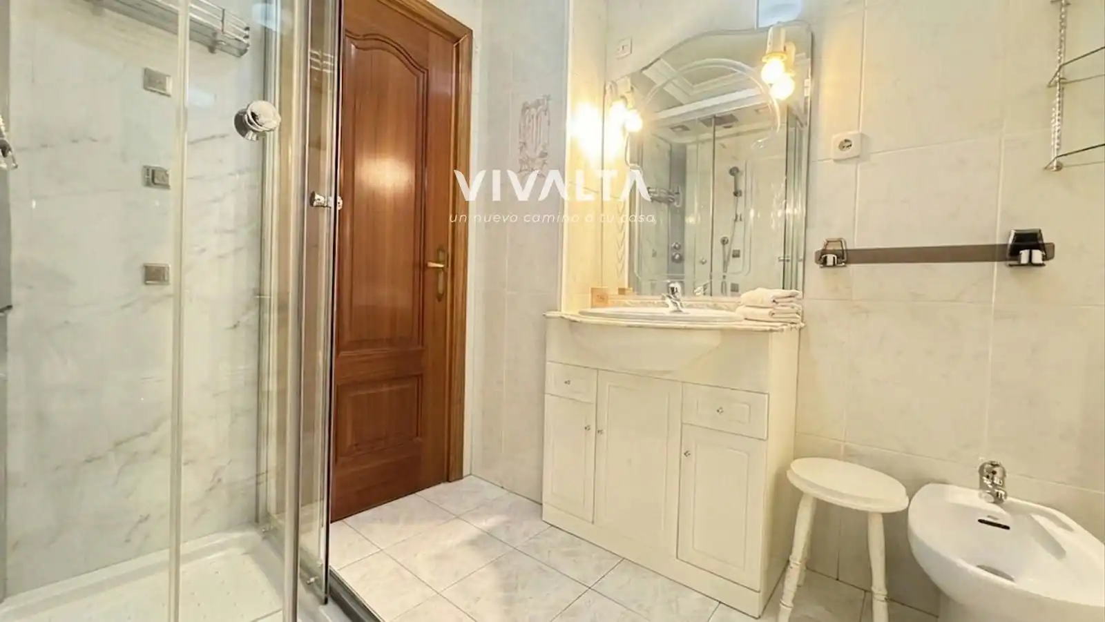 Bathroom of Flat for sale in Madrid  with Air Conditioner, Heating and Storage room