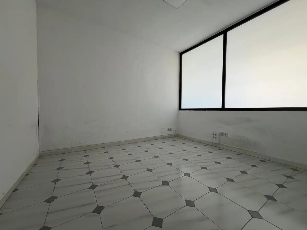 Office for rent in Fuengirola  with Air Conditioner