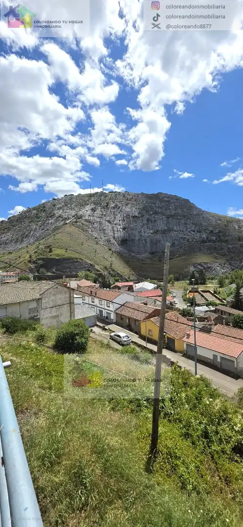 Vista exterior de Casa o xalet en venda en La Pola de Gordón  amb Calefacció, Jardí privat i Parquet