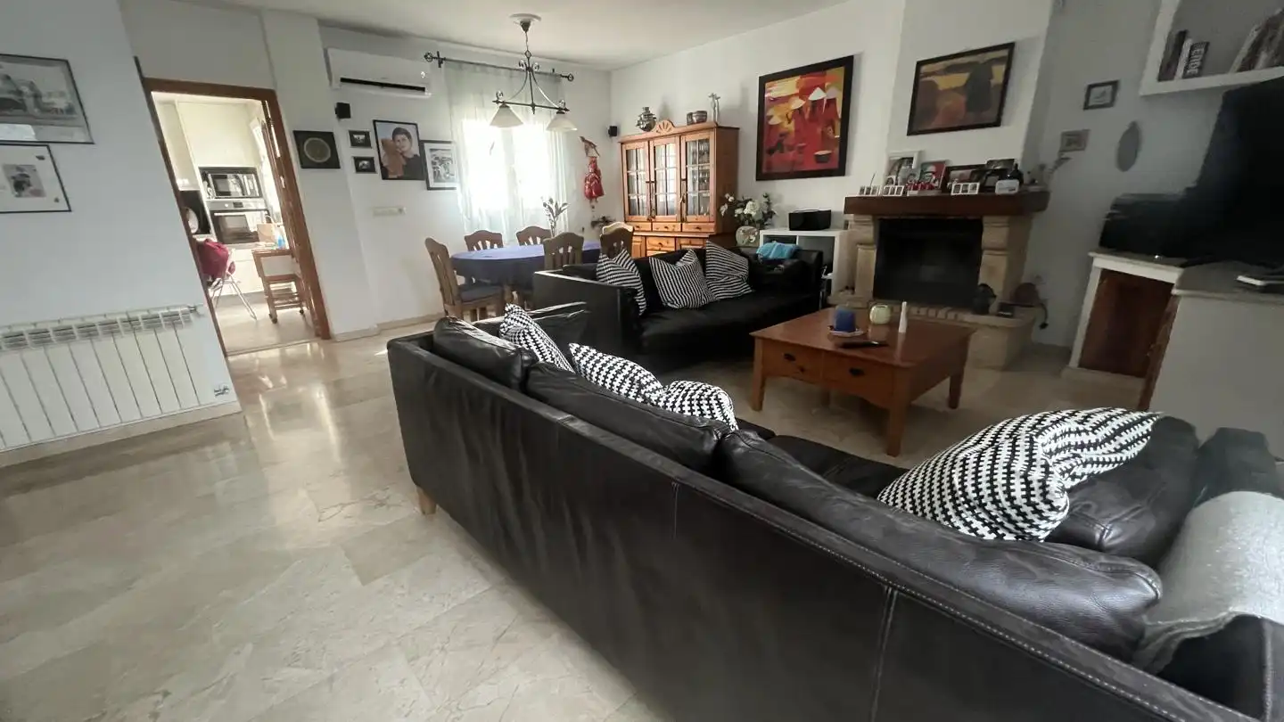 Sala d'estar de Casa o xalet en venda en Montequinto amb Jardí privat, Terrassa i Piscina comunitària